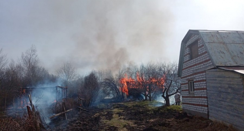 В Ибресинском районе огонь уничтожил шесть дач 