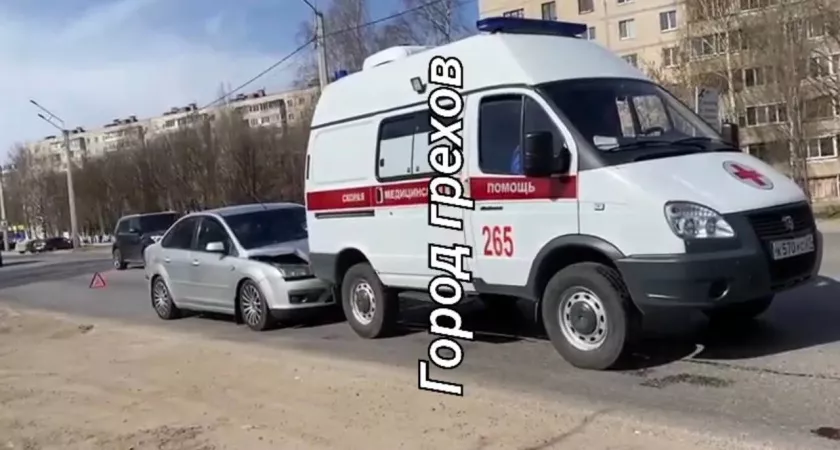Фото к статье: В Новочебоксарске легковушка подбила скорую помощь и скрылась с места ДТП