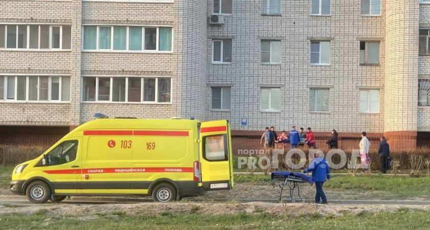 В Новочебоксарске из окна девятиэтажки выпал человек
