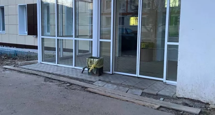 Фото к статье: В Батырево после нового капремонта обваливается больница