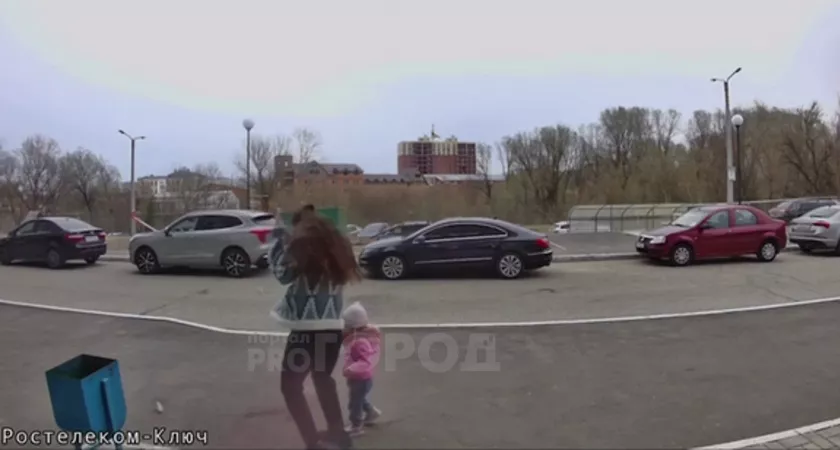 Фото к статье: В Чебоксарах на маму с ребенком попадали кирпичи