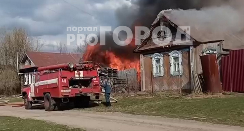 В чувашской деревне сгорел жилой дом вместе с сухой травой в огороде