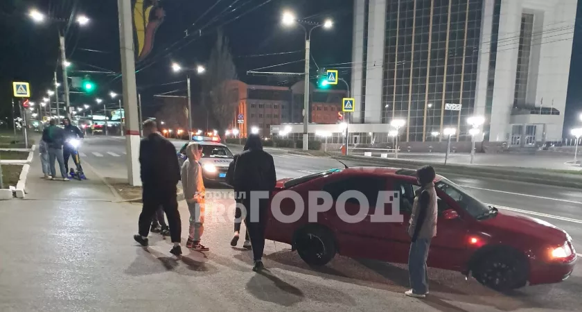 Фото к статье: В Чебоксарах пьяный водитель устроил ДТП, уворачиваясь от самокатчика