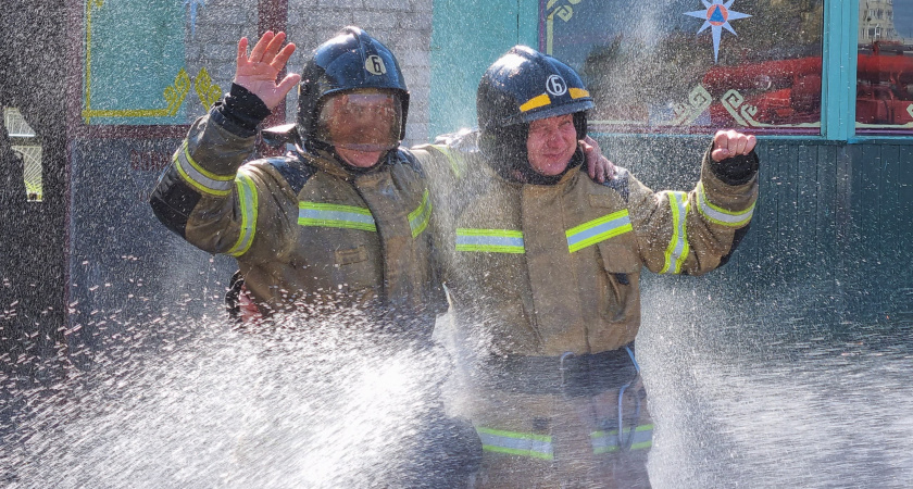 Чебоксарские пожарные устроили проводы на пенсию под вой сирен и аплодисменты