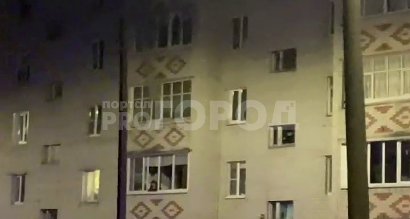 В Новочебоксарске горит пятиэтажка: спасатели выводят людей