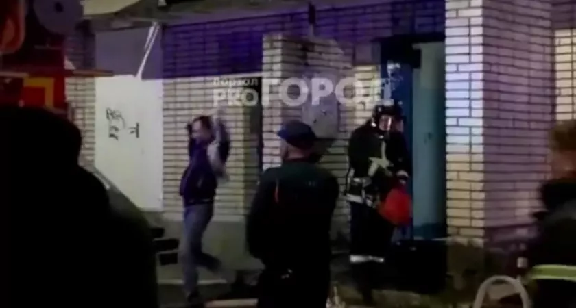 Фото к статье: Из горящей многоэтажки в Новочебоксарске эвакуировали шесть человек