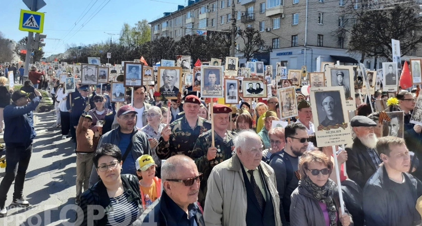 Фото к статье: Вместо шествия "Бессмертного полка" на автомобили наклеят портреты