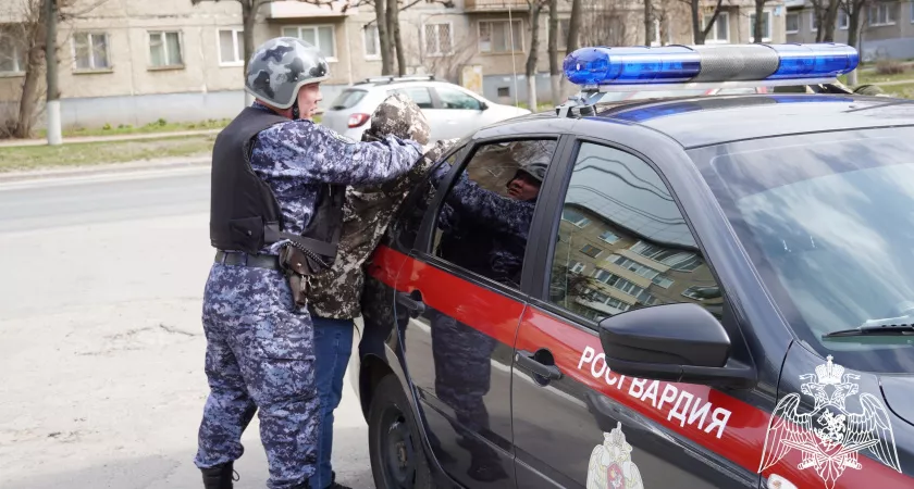Фото к статье: В Чебоксарах задержали вооруженного пистолетом мужчину