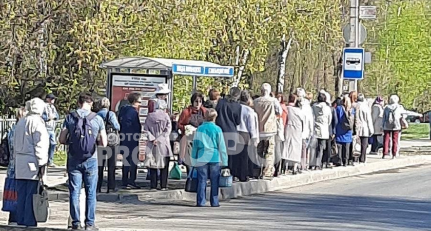 Толпы чебоксарцев на Радоницу не могут ни уехать, ни приехать с кладбищ 