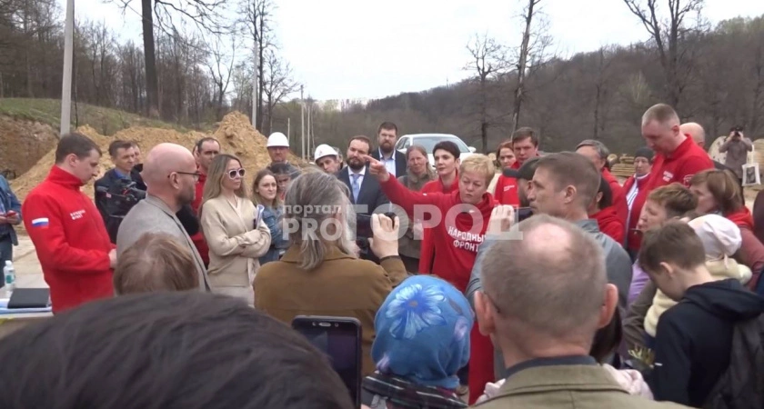 Фото к статье: Вырубку дубов в Юго-Западном районе проверяют общественники из Москвы