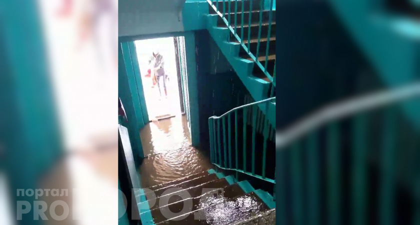В Чебоксарах после дождя затопило многоквартирные дома