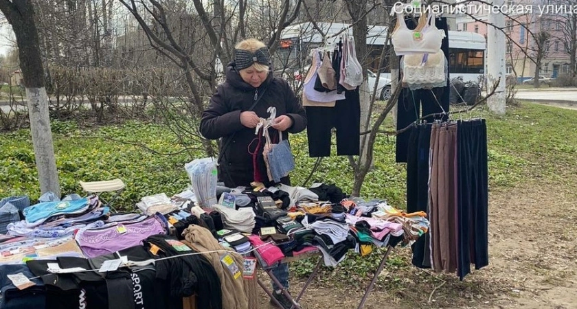 Фото к статье: Уличные торговцы продают бюстгальтеры прямо с деревьев: чиновники недовольны