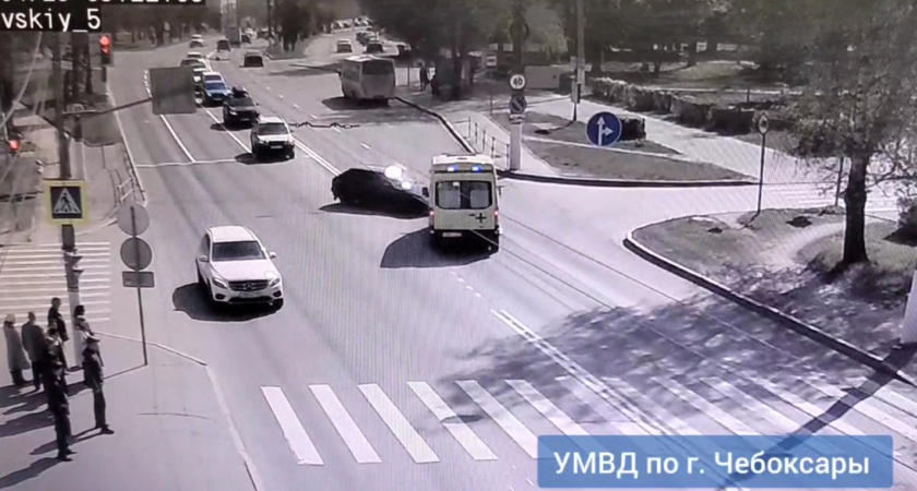 Момент столкновения скорой и легковушки в Чебоксарах попал на видео