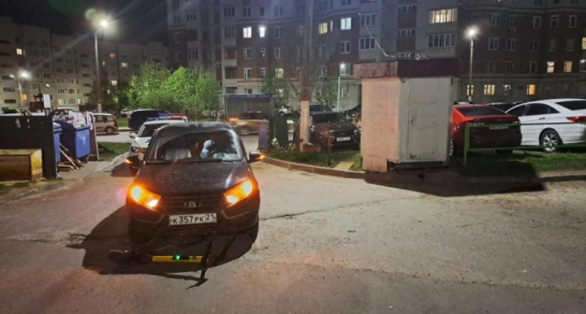 Фото к статье: В Чебоксарах 36-летний электросамокатчик попал под колеса автомобиля
