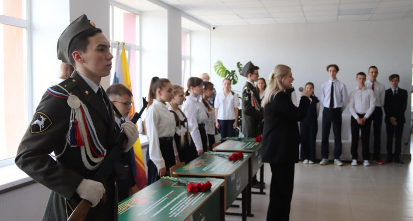 Фото к статье: В Новочебоксарске в честь погибших на СВО гимназистов открыли три "Парты Героя"