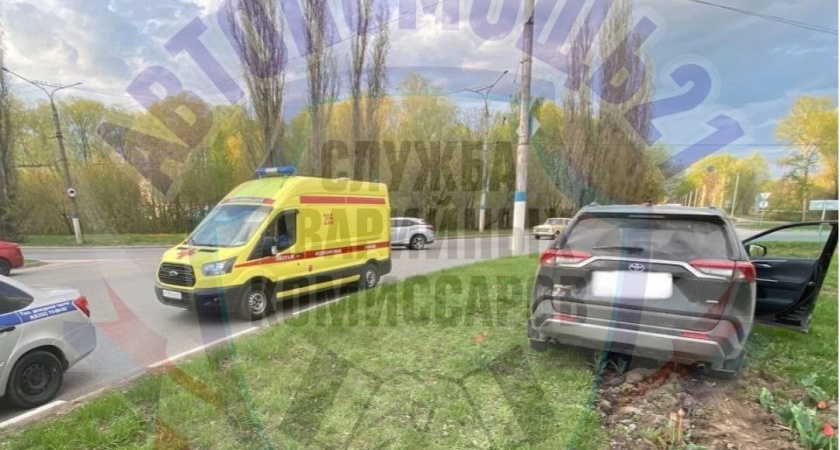 В Новочебоксарске неуправляемая Toyota попала в ДТП: водителю стало плохо за рулем