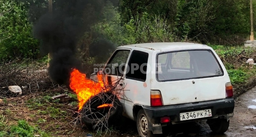 В Чебоксарах двое подростков потушили загоревшийся автомобиль