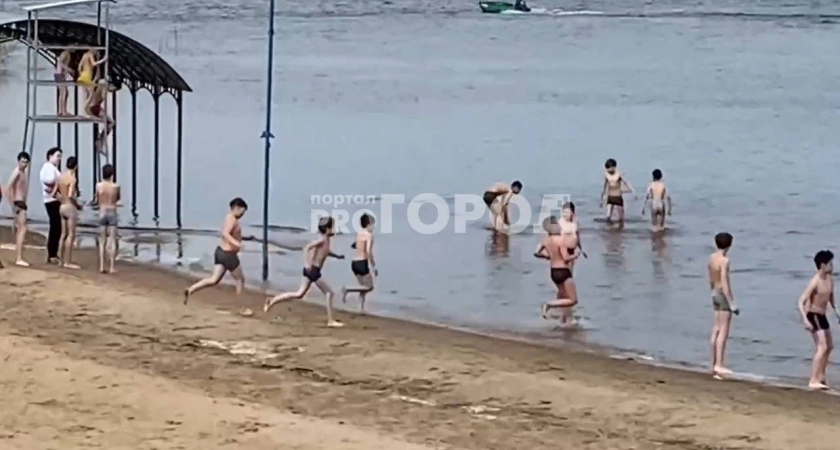 Фото к статье: Чувашские школьники, не дожидаясь лета, открыли купальный сезон на Волге