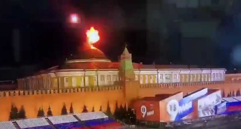 Над Кремлем в Москве взорвали украинский беспилотник: момент попал на видео