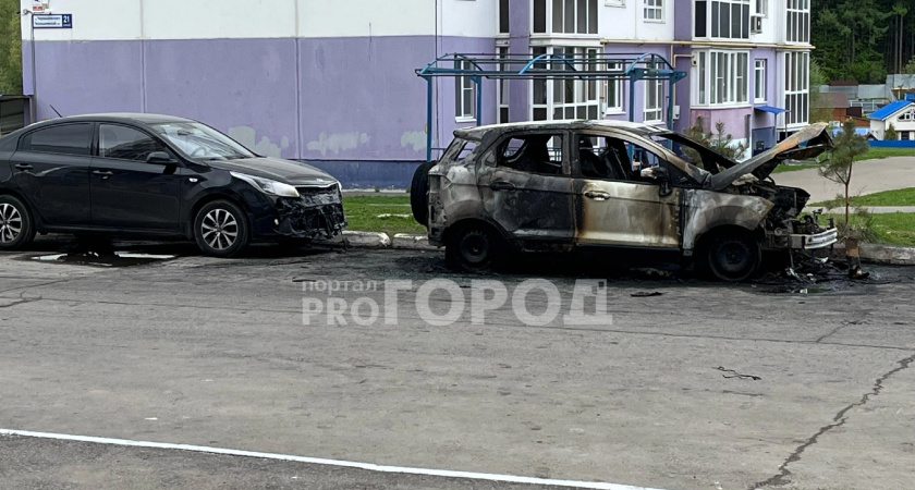 В Чебоксарах из-за поджога пострадали три автомобиля 