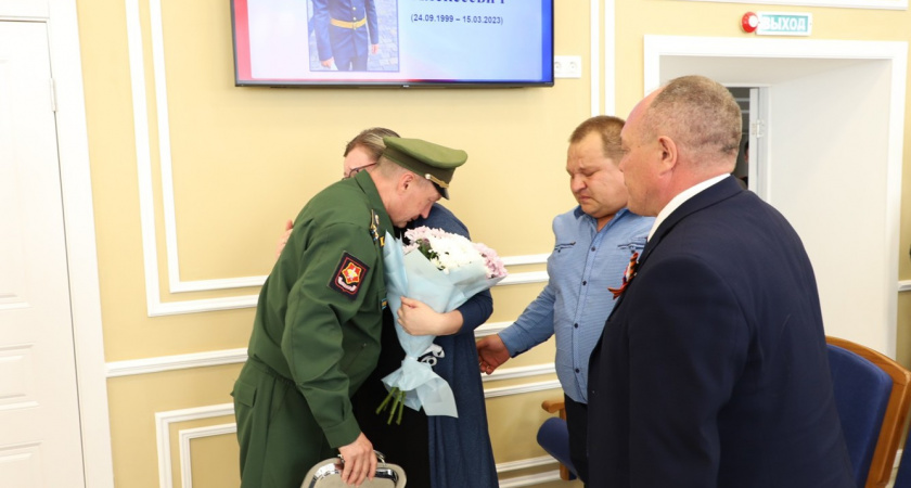 Семье погибшего на СВО старшего лейтенанта из Чувашии передали медаль "За боевые отличия"