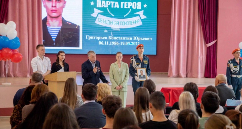 Фото к статье: В чебоксарском колледже в память о погибшем на СВО снайпере открыли "Парту Героя"