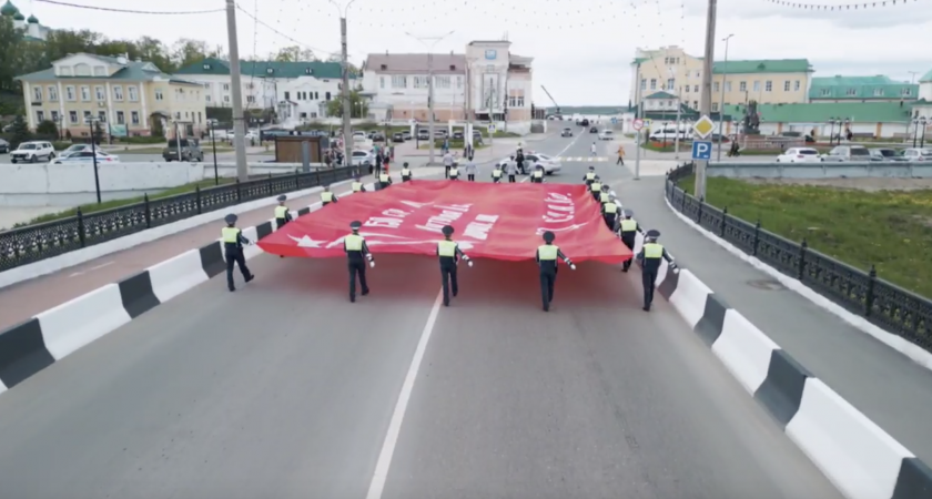 В Чебоксарах развернули 30-метровое Знамя Победы