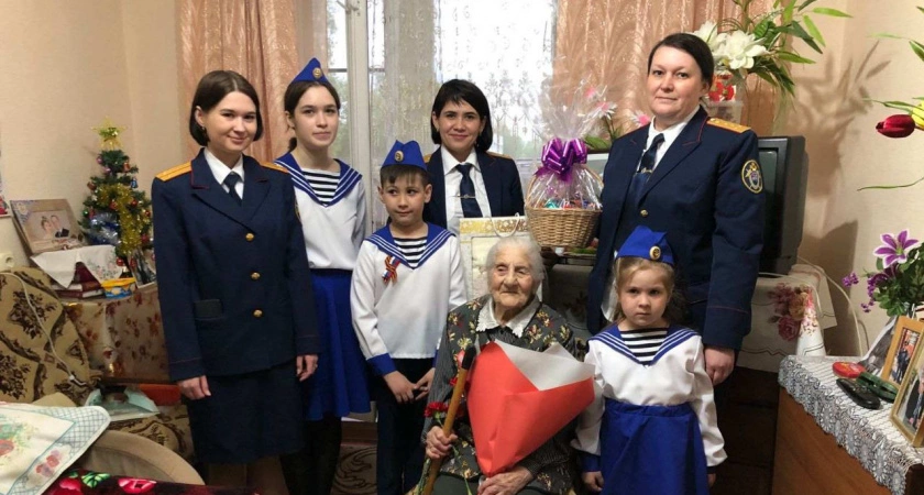 Фото к статье: В Чувашии с Днем Победы поздравили 100-летнюю участницу Великой Отечественной Войны