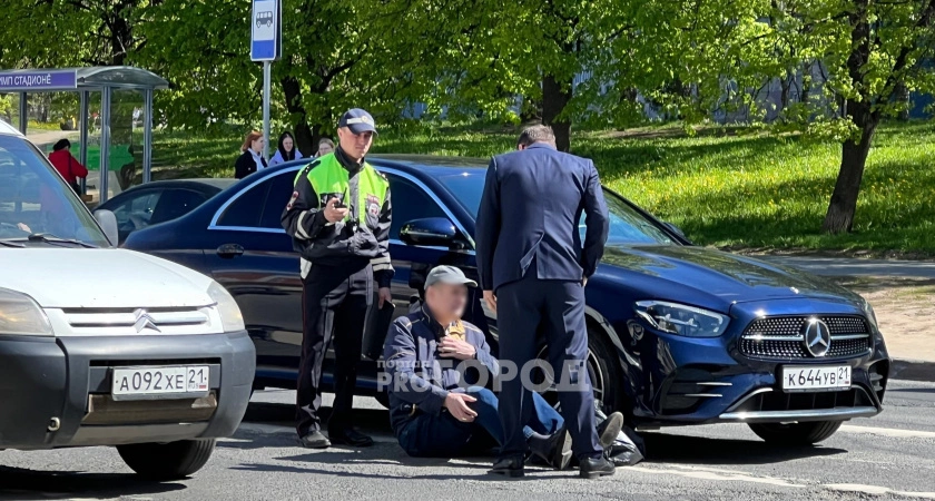 Фото к статье: Водитель элитного Mercedes-Benz сбил человека на переходе