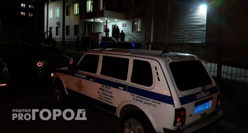 Фото к статье: Мужчина отнял телефон у чебоксарки возле банкомата из-за подозрительного разговора