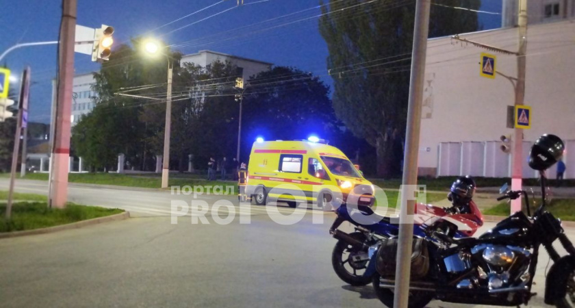 В Чебоксарах мотоциклист сбил девушку: "Очень страшно, она там лежит"