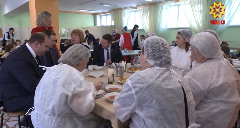 Фото к статье: Власти Чебоксар отобедали в школьной столовой: "Очень вкусно, сами попробовали"