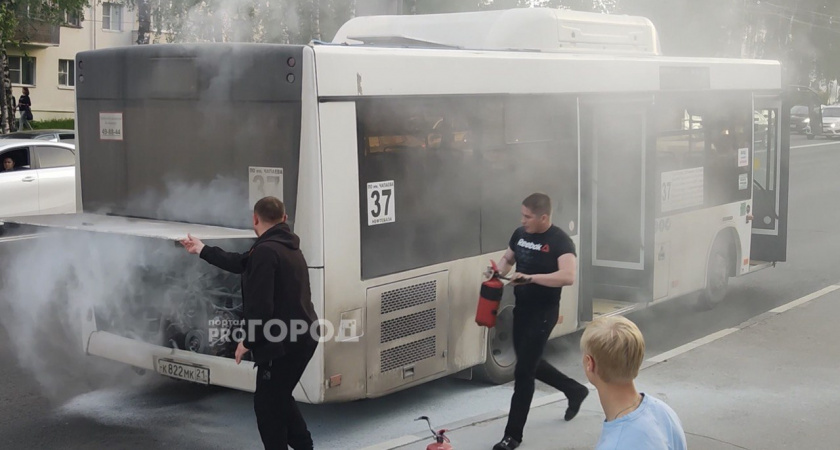 Появилась видеозапись тушения автобуса № 37 в Чебоксарах