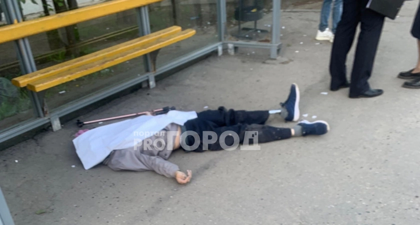 Фото к статье: Утром в Чебоксарах на остановке обнаружили тело человека