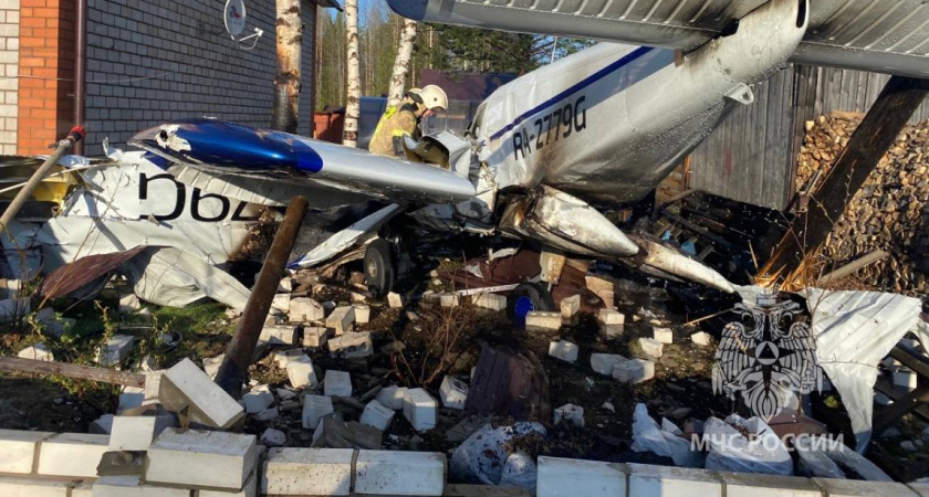 Чебоксарский легкий самолет рухнул у жилого дома и загорелся в Коми