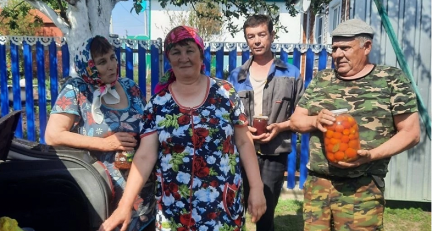 Жители Канашского района передали на СВО соленья: "Почти 100 банок"