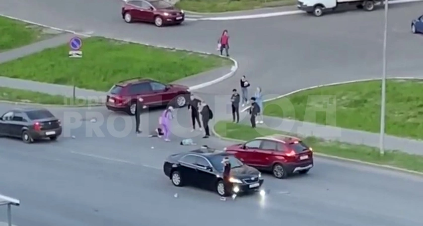 Фото к статье: В Солнечном водитель Camry сбил маленьких девочек