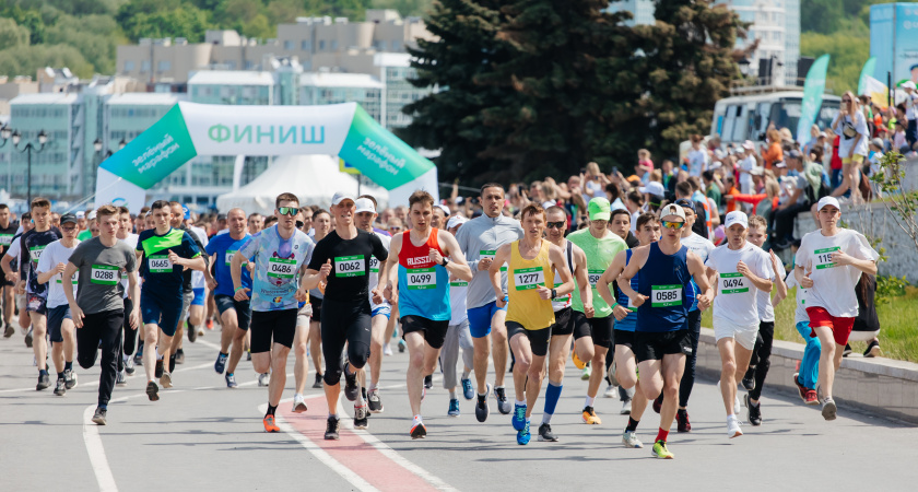 Массовые забеги, мастер-класс и игры: в Чебоксарах прошел юбилейный «Зеленый марафон» 