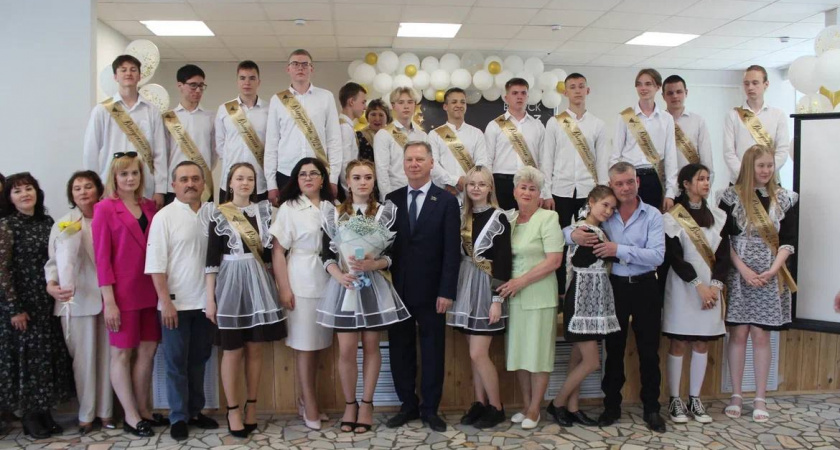 Евгений Кадышев поздравил выпускников с Последним звонком