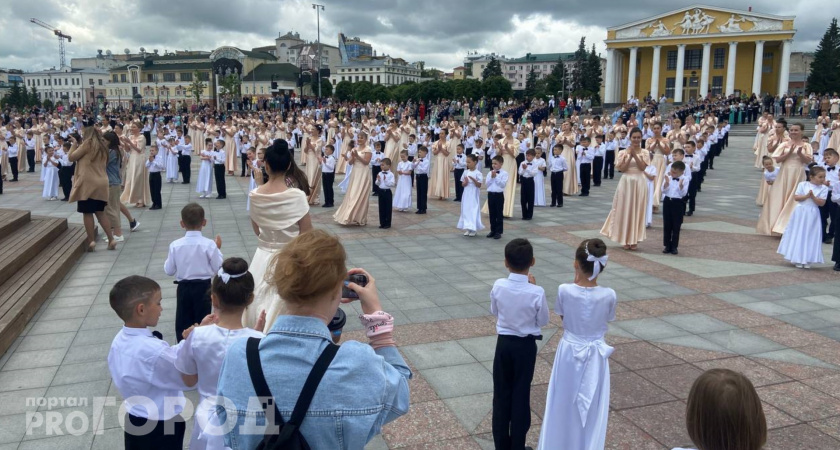 В Чебоксарах тысячи детей вышли на Красную площадь на "Бал выпускников"