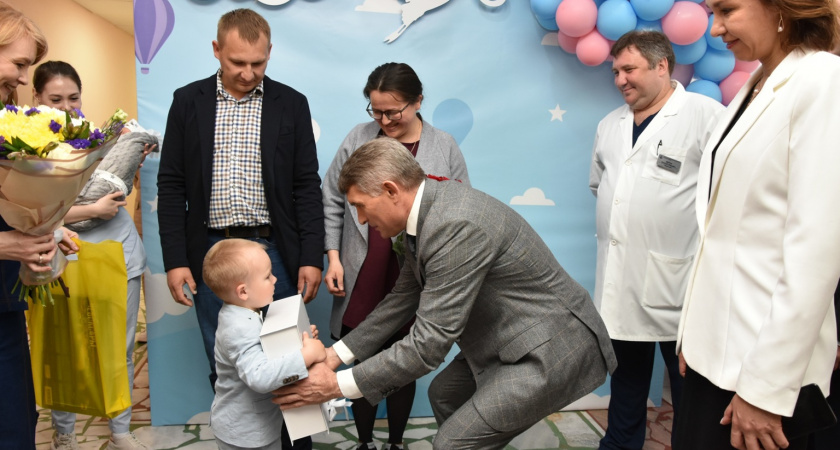 Николаев вручил семьям первые наборы для новорожденных