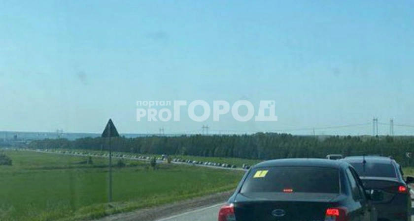 Фото к статье: На выезде из Новочебоксарска образовалась многокилометровая пробка