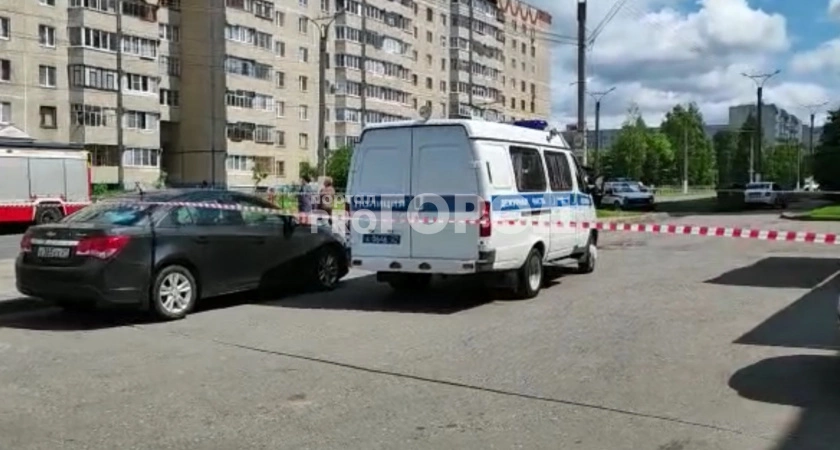 Фото к статье: В Чебоксарах спецслужбы оцепили торговый дом из-за коробки с мигающим утюгом