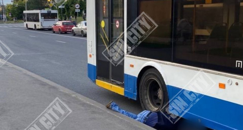 В Чебоксарах мужчина упал прямо под колесо отъезжающего троллейбуса