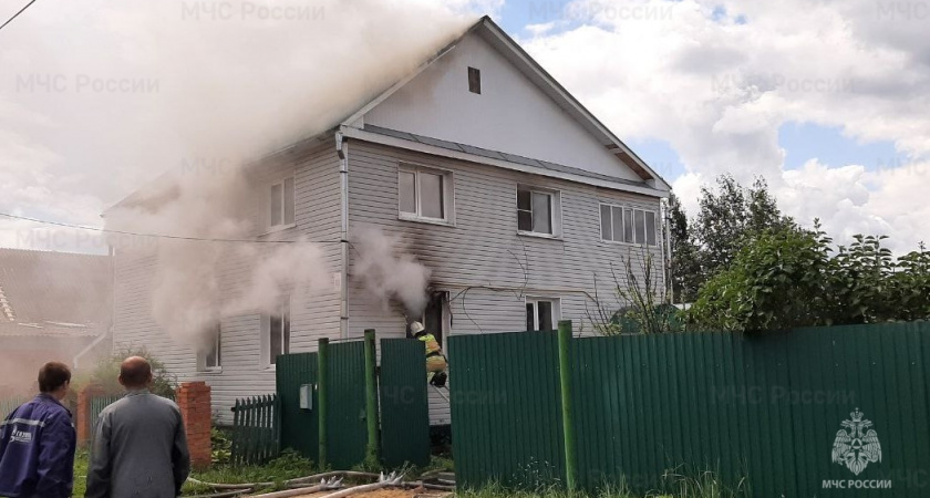 Двухэтажный дом загорелся в Ядрине: погиб хозяин