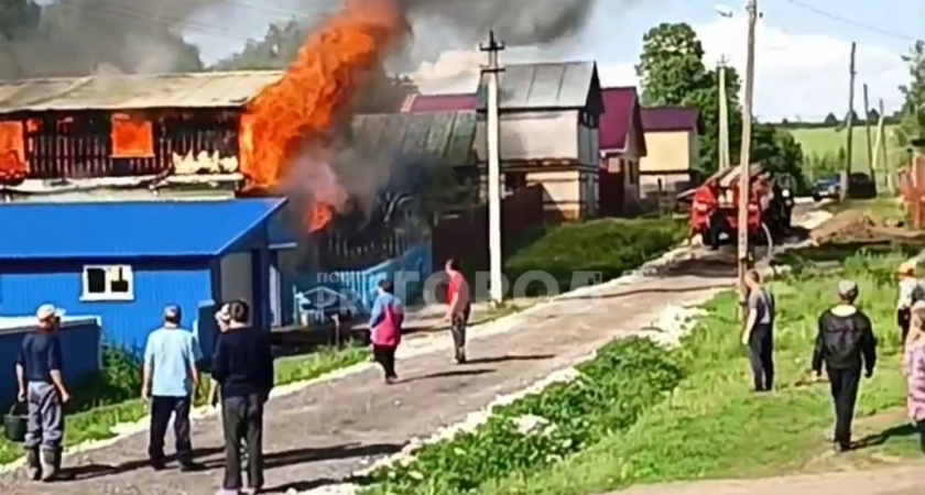 Жилой дом в Чебоксарском районе охватил огонь