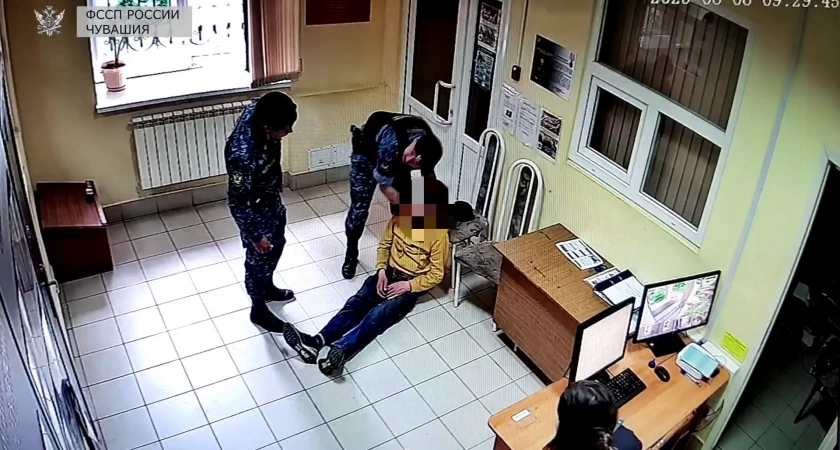 Фото к статье: Канашские судебные приставы вытащили с того света должника, который начал умирать