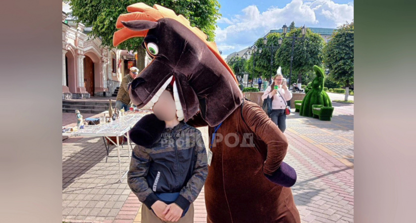 В Чебоксарах вновь появились люди в костюмах лошади и зебры: "Просят за фото 200 рублей"