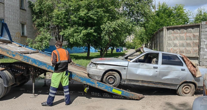 Фото к статье: Очередные брошенные машины увезли на штрафстоянку в Чебоксарах