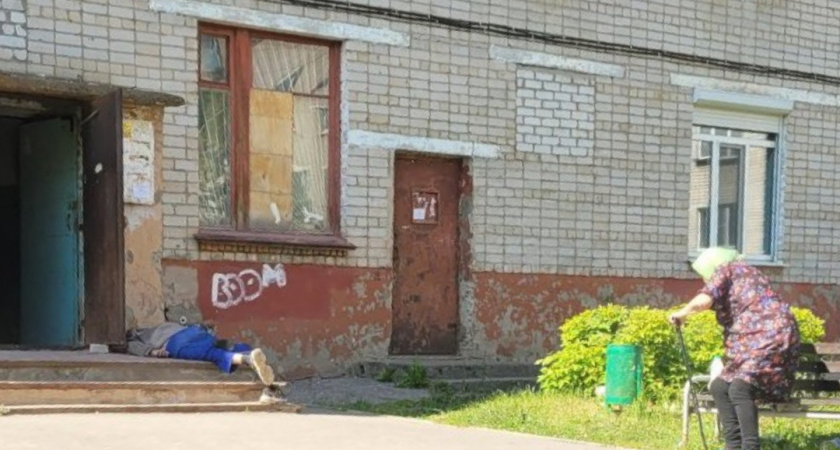 Новочебоксарские пенсионеры спят на картонках перед подъездом